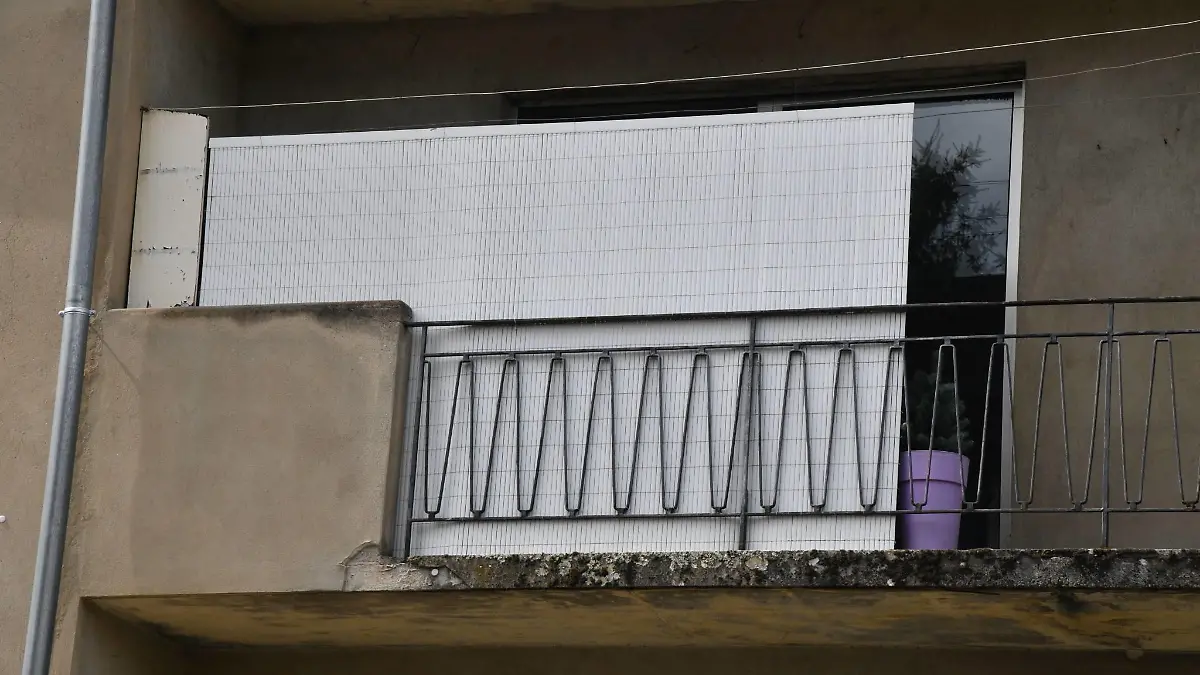 Ein in Forbach lebender Deutscher soll in seinem Haus zwölf Jahre lang seine Frau gefangen gehalten, gefoltert und vergewaltigt haben. Montagmorgen 7.8.2023 befreiten Polizisten die 53-Jährige. Ein 55 Jahre alter Deutscher ist am frühen Montagmorgen von der französischen Polizei in seinem Haus in Forbach festgenommen worden. Das berichten mehrere französische Medien. Der Vorwurf: Er soll seine 53 Jahre alte Frau zwölf Jahre lang gefangen gehalten, gefoltert und vergewaltigt haben. Der Frau war es den Berichten zufolge gelungen, an ein Handy zu gelangen und die Polizei in Wiesbaden anzurufen. Die informierte die französischen Beamten. Details dazu sind bislang nicht bekannt. Die französische Kriminalpolizei brach am Morgen die Tür des Hau bub