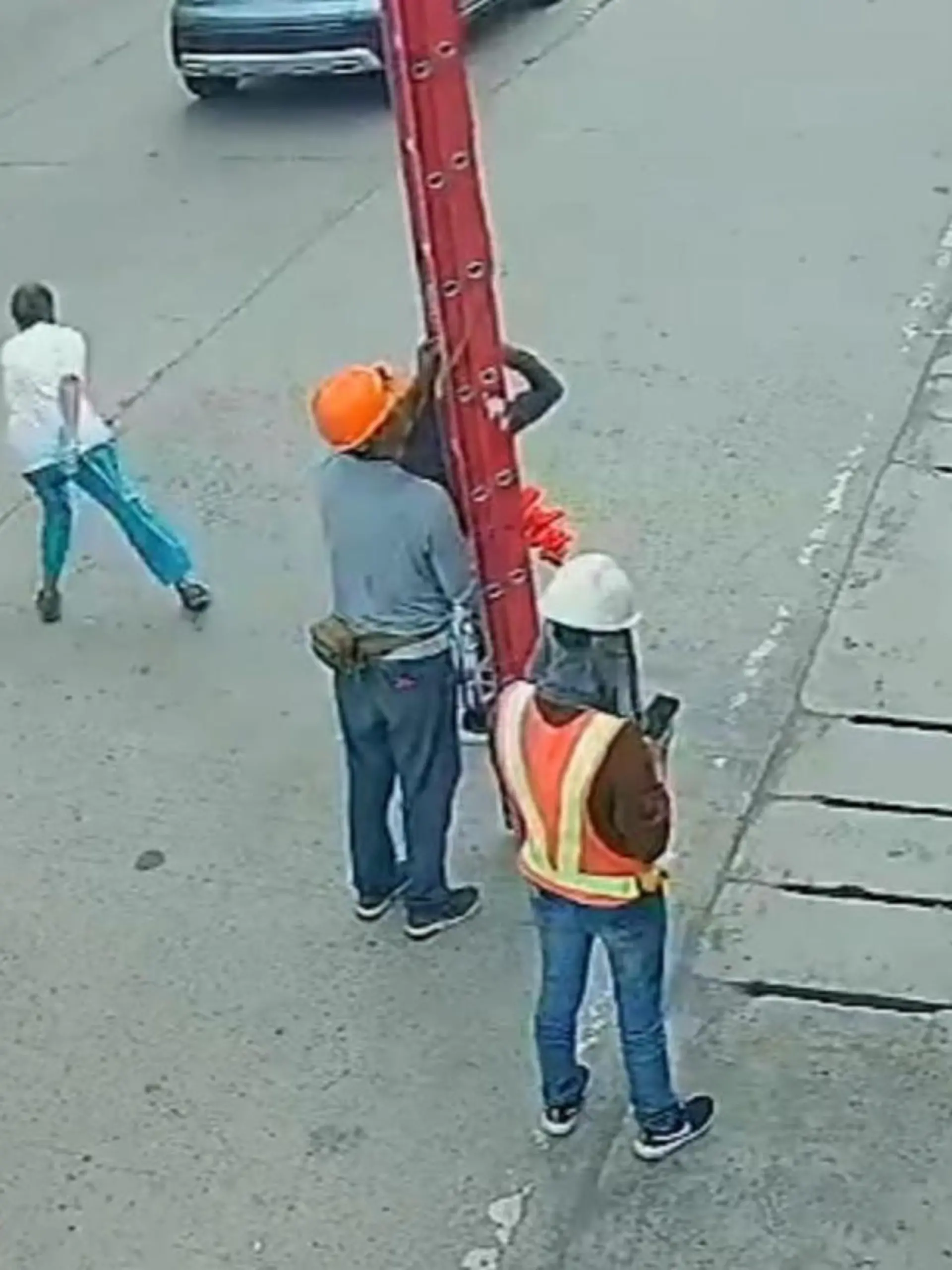 Schock-Moment auf den Philippinen! Diese ältere Dame will eigentlich nur einer Baustelle auf dem Fußgängerweg ausweichen, als das unfassbare passiert: Einer der Bauarbeiter springt mir voller Wucht nach hinten und schubst die Dame um! Nach kurzem taumeln fällt sie schließlich auf die Straße – direkt vor einen Lastwagen! Wie das ausgegangen ist… die gruseligen Szenen hier im Video!