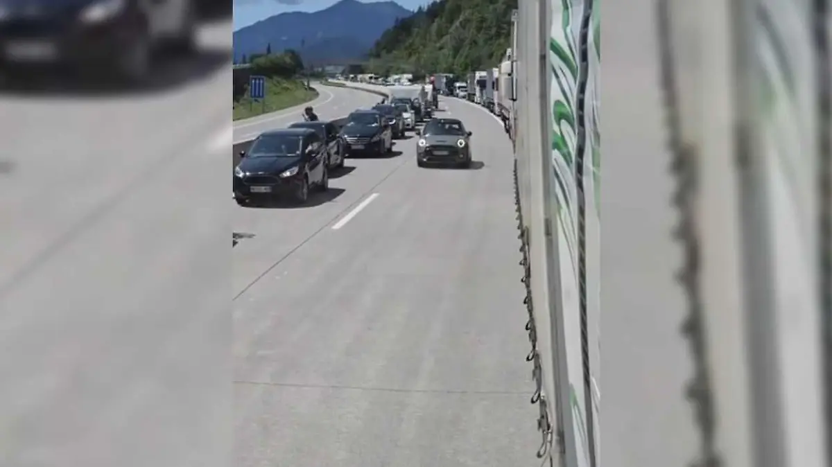 Das Ignorieren der Rettungsgasse kann auch Menschenleben kosten.