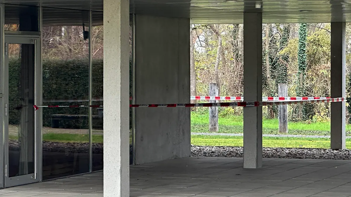 22.11.2022, Bayern, Manching: Absperrband der Polizei ist am Kelten-Römer-Museum zu sehen. Einbrecher haben im oberbayerischen Manching einen mehrere Millionen Euro teuren Goldschatz aus der Keltenzeit erbeutet. Wie ein Sprecher des Bayerischen Landeskriminalamtes (LKA) am Dienstag berichtete, waren die Täter in der vorangegangenen Nacht in das Museum in Manching 
eingestiegen und entwendeten den 1999 bei Manching entdeckten Schatz vollständig. Foto: Goppelt/vifogra/dpa +++ dpa-Bildfunk +++