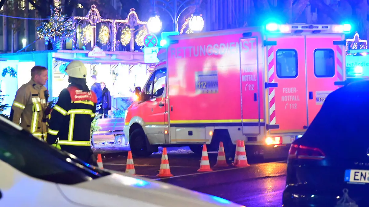 22.11.2022, Nordrhein-Westfalen, Düsseldorf: Ein Krankenwagen steht an der Königsallee. Auf der Düsseldorfer Einkaufsmeile hat es unweit des Weihnachtsmarktes einen Autounfall mit zwei Schwerverletzten gegeben. Ein 84-Jähriger habe am frühen Dienstagabend die Kontrolle über sein Auto verloren und sei dann in parkende E-Scooter gefahren, sagte ein Polizei-Sprecher. Zwei Fußgänger wurden schwer verletzt, Lebensgefahr bestand den Angaben zufolge bei ihnen aber zufolge nicht. Foto: Alex Forstreuter/dpa +++ dpa-Bildfunk +++