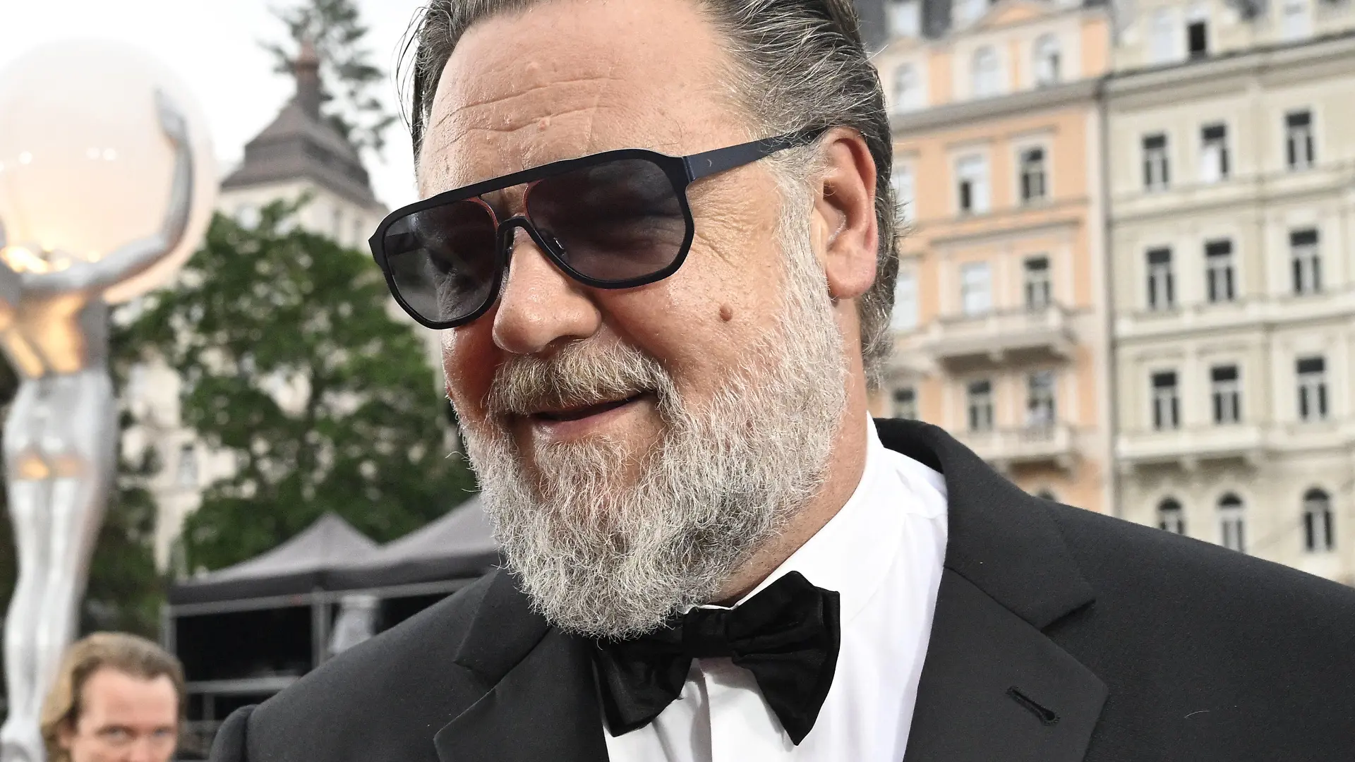 ARCHIV - 30.06.2023, Tschechien, Karlovy Vary: Russell Crowe, Schauspieler aus Australien, kommt zur Eröffnungsfeier des 57. Internationalen Filmfestivals. (zu dpa "Russell Crowe schätzt in Deutschland die Autobahn") Foto: ulová Kateøina/CTK/dpa +++ dpa-Bildfunk +++