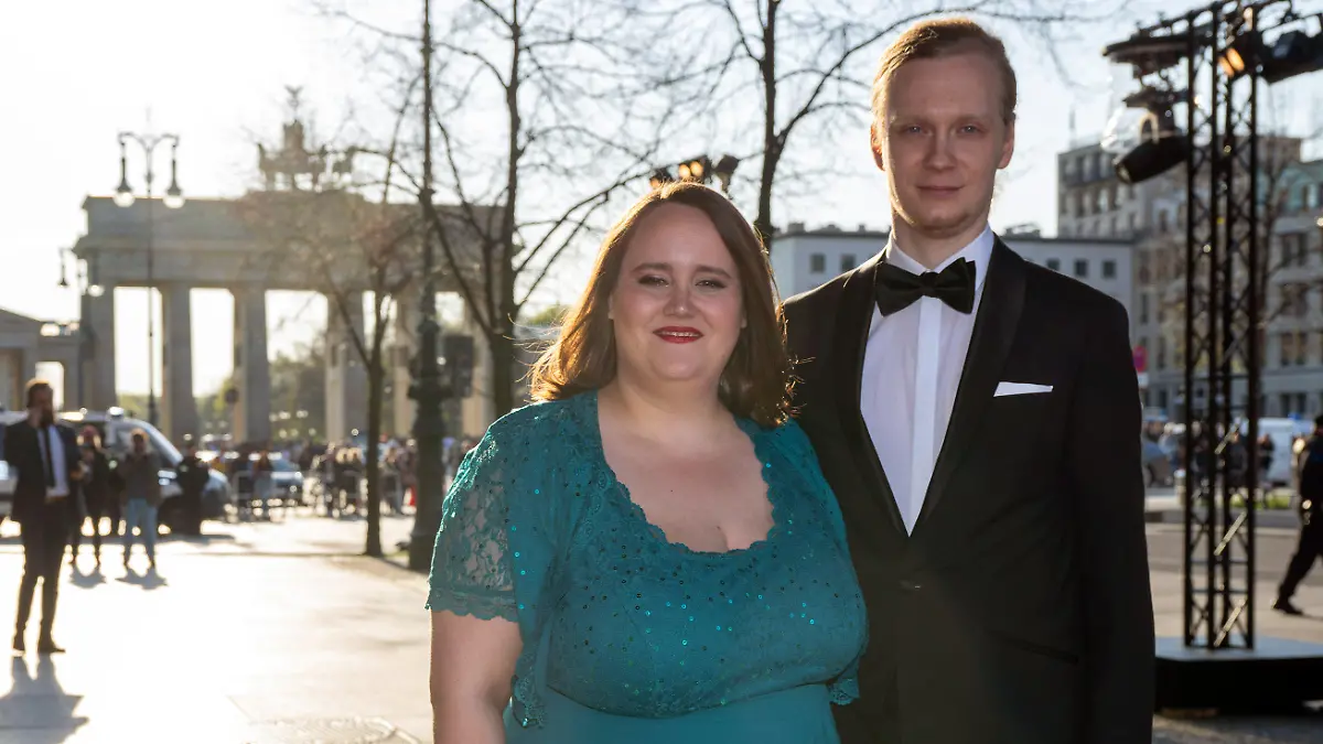 ARCHIV - 21.04.2023, Berlin: Ricarda Lang (Bündnis 90/Die Grünen, l), Bundesvorsitzende, und ihr Partner Florian Wilsch kommen zum 70. Bundespresseball «Für die Pressefreiheit» ins Hotel Adlon Kempinski. Grünen-Chefin Ricarda Lang nimmt für die Fernbeziehung mit ihrem Verlobten einige Reisestrapazen in Kauf. (zu dpa: «Grünen-Chefin Lang nimmt für die Liebe Reisestrapazen auf sich») Foto: Monika Skolimowska/dpa +++ dpa-Bildfunk +++