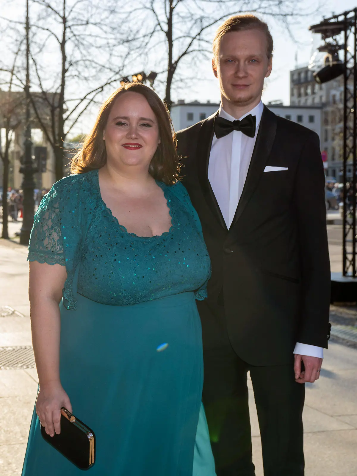 ARCHIV - 21.04.2023, Berlin: Ricarda Lang (Bündnis 90/Die Grünen, l), Bundesvorsitzende, und ihr Partner Florian Wilsch kommen zum 70. Bundespresseball «Für die Pressefreiheit» ins Hotel Adlon Kempinski. Grünen-Chefin Ricarda Lang nimmt für die Fernbeziehung mit ihrem Verlobten einige Reisestrapazen in Kauf. (zu dpa: «Grünen-Chefin Lang nimmt für die Liebe Reisestrapazen auf sich») Foto: Monika Skolimowska/dpa +++ dpa-Bildfunk +++