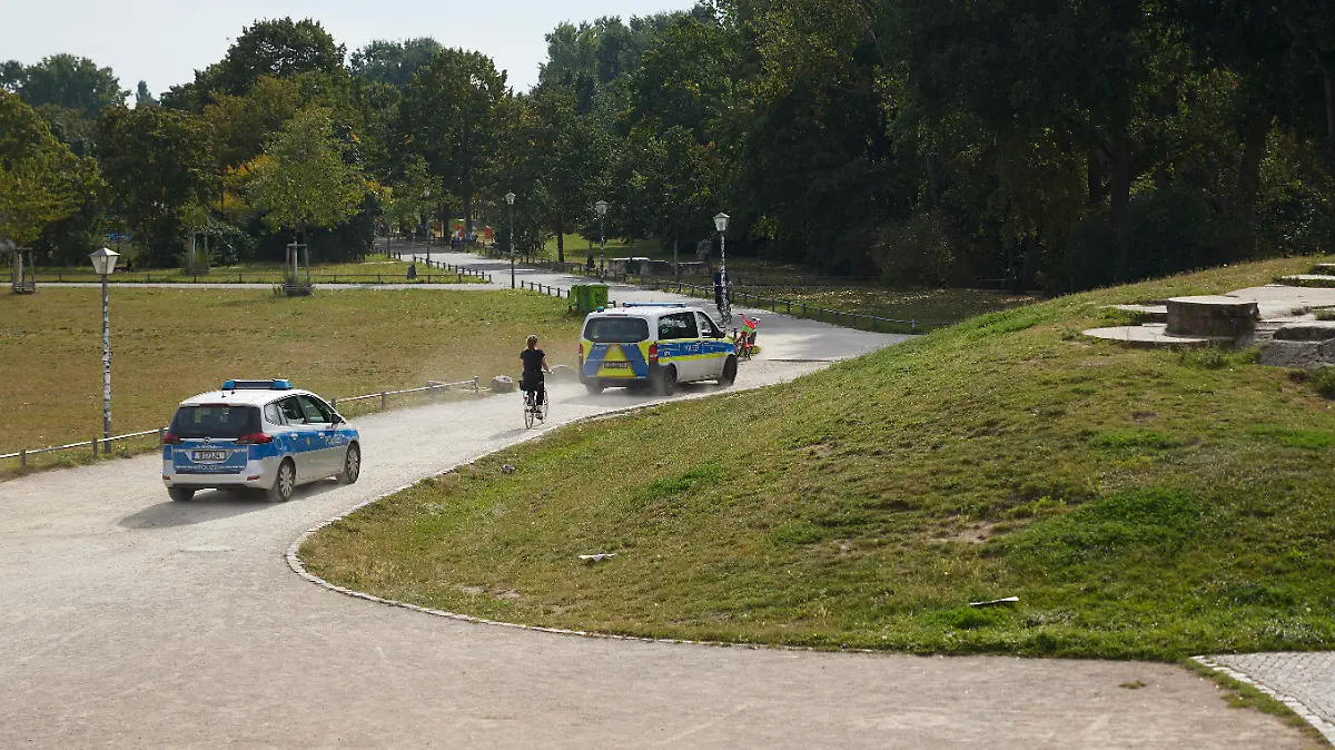 18.09.2023, Berlin: Polizeikräfte fahren durch den Görlitzer Park. Nach dem Willen von Berlins Innensenatorin Spranger soll die bestehende Mauer um den Görlitzer Park in Kreuzberg komplett abgerissen werden, um die Sicherheit zu erhöhen. Das Bauwerk biete Dealern und anderen Kriminellen einen Sichtschutz, der sie zu Straftaten verführen könnte, argumentiert die SPD-Politikerin nach einem Bericht der «Berliner Morgenpost». Foto: Jörg Carstensen/dpa +++ dpa-Bildfunk +++