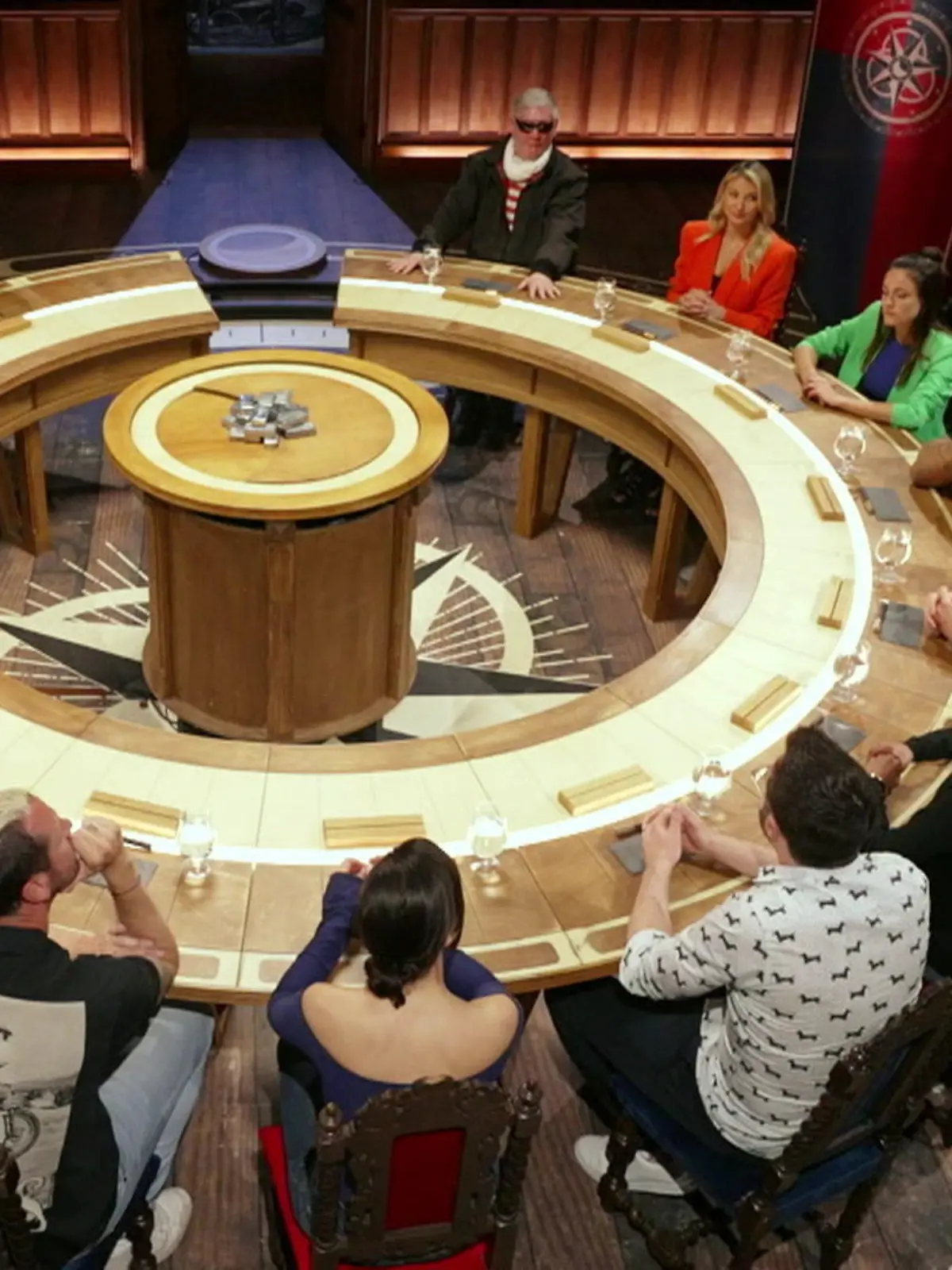 Verräter oder NICHT Verräter? In der großen RTL-Show "Die Verräter" versuchen 16 Promis auf einem Schloss, drei Verräter zu enttarnen. Und dabei geht es auch darum, andere zu manipulieren und auf seine Seite zu ziehen. Wie leicht lassen sich Menschen also manipulieren? Unser Test klärt: Wie gut funktioniert im richtigen Leben, was in der Show gerade praktiziert wird? Ein überraschendes Ergebnis.