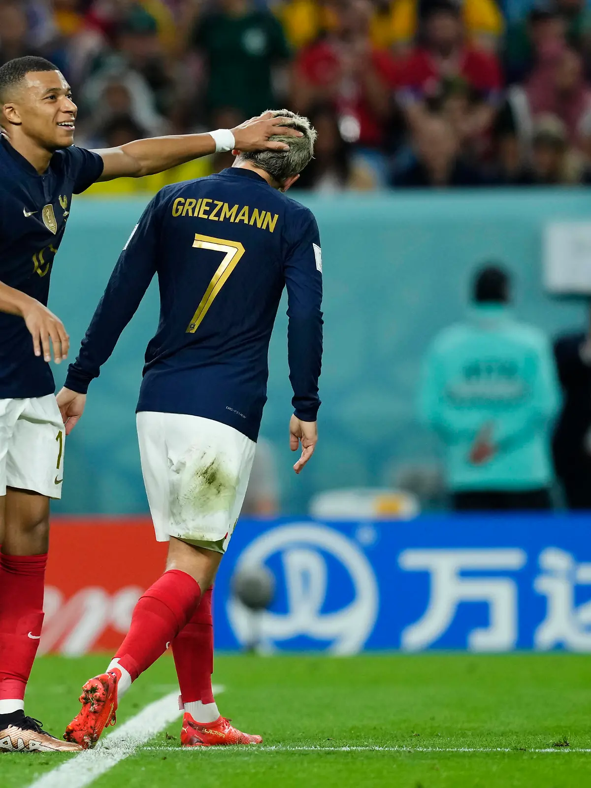 France v Australia: Group D - FIFA World Cup, WM, Weltmeisterschaft, Fussball Qatar 2022 Kylian Mbappe Centre-Forward of France and Paris Saint-Germain and Antoine Griezmann Second Striker of France and Atletico de Madrid during the FIFA World Cup Qatar 2022 Group D match between France and Australia at Al Janoub Stadium on November 22, 2022 in Al Wakrah, Qatar. Al Wakrah Qatar PUBLICATIONxNOTxINxFRA Copyright: xJosexBretonx originalFilename:breton-franceva221122_npMTS.jpg 