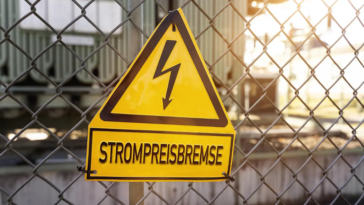 RECORD DATE NOT STATED 29 September 2022: Sign on a fence with the inscription: electricity price brake. Electricity price brake of the federal government PHOTOMONTAGE *** Schild an einem Zaun mit der Aufschrift: Strompreisbremse. Strompreis Bremse der Bundesregierung FOTOMONTAGE