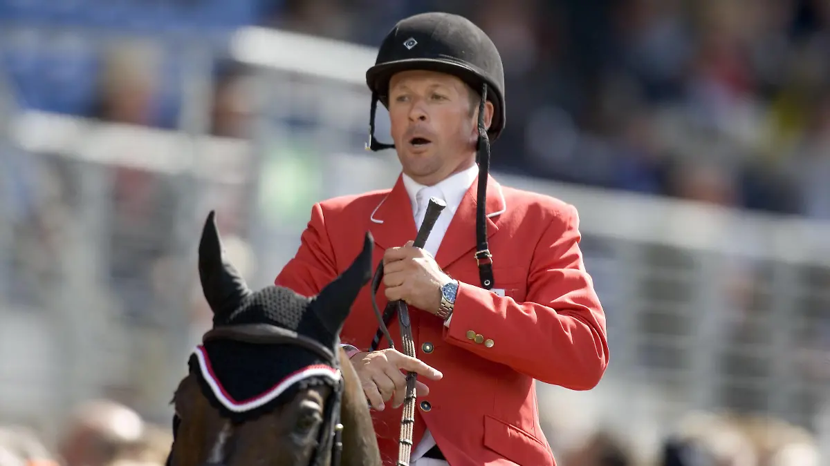 Bildnummer: 02474038  Datum: 30.08.2006  Copyright: imago/Thomas Zimmermann
Eric Lamaze (Kanada) auf Hickstead; Vdig, quer, close Pferd Hengst World Equestrian Games 2006, Weltreiterspiele, Reiten, Reitsport, Springreiten, Springen Aachen Mercedes Benz Preis Pferdesport WM Herren Einzel Einzelbild pessimistisch Randmotiv Personen Tiere

Image number 02474038 date 30 08 2006 Copyright imago Thomas Zimmermann Eric Lamaze Canada on Hickstead Vdig horizontal Close Horse Stallion World Equestrian Games 2006 World Equestrian Games riding Horse riding showjumping Jump Aachen Mercedes Benz Prize Equestrian sports World Cup men Singles Single pessimistic Rand motive Human Beings Animals 