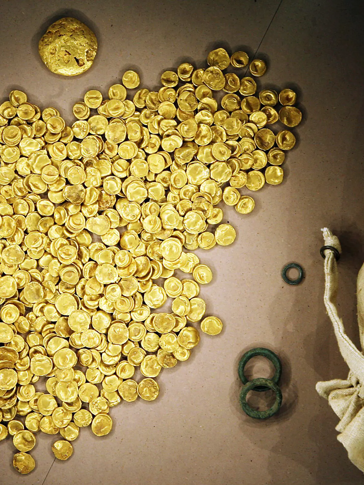 ARCHIV - 31.05.2006, Bayern, Manching: Tief im Boden eingelassen wird im Kelten- und Römermuseum in Manching bei Ingolstadt der keltische Goldschatz ausgestellt. Der größte keltische Goldfund des 20. Jahrhunderts wurde 1999 bei Manching gefunden. Nun wurde der Goldschatz von Einbrechern gestohlen. (zu dpa «Einbrecher stehlen Goldschatz im Millionenwert aus Museum») Foto: Frank Mächler/dpa +++ dpa-Bildfunk +++