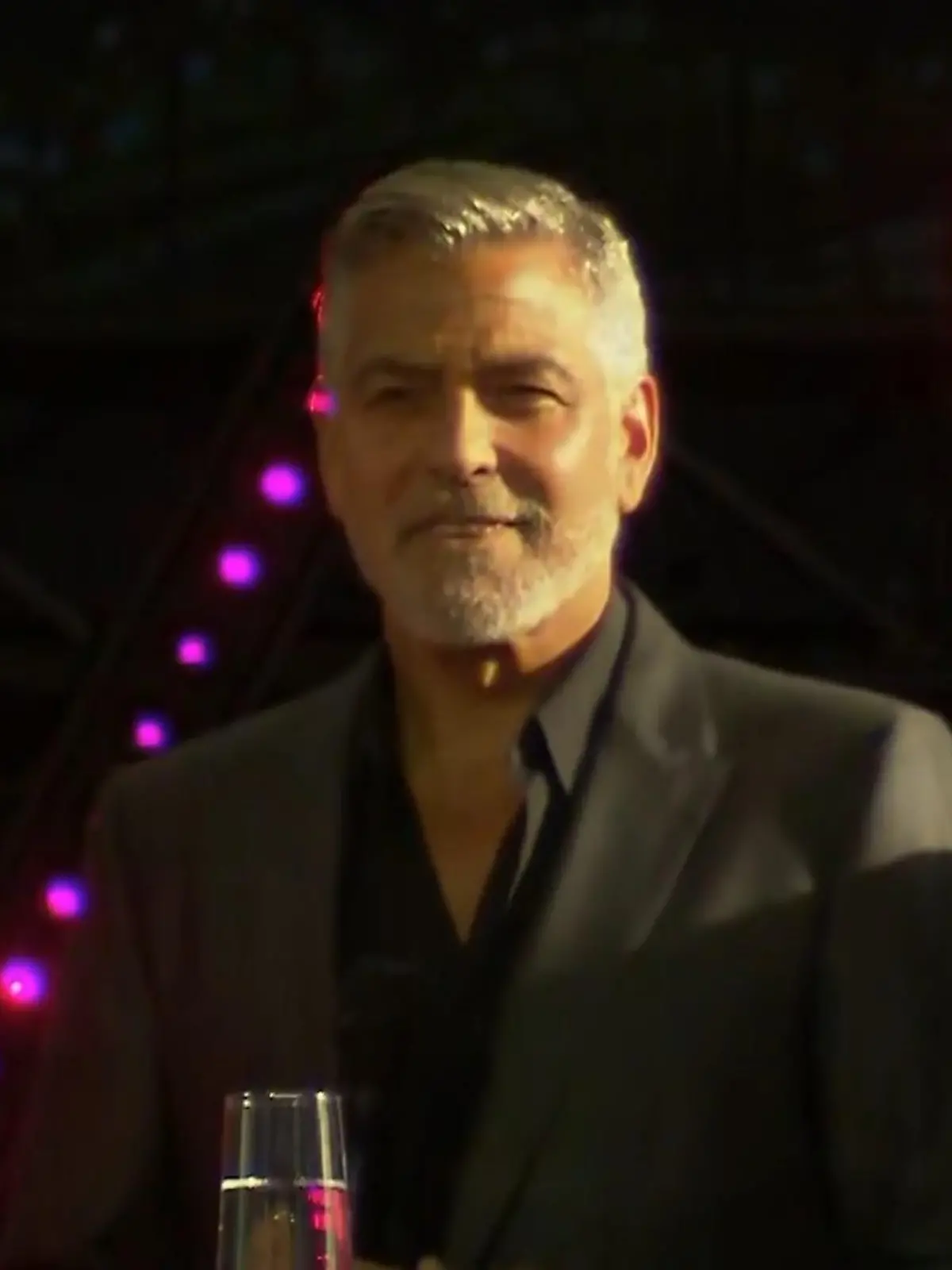 So offen spricht dieser Herr sonst nicht über seine Kinder! Die „Digital X“ in Köln hatte dieses Jahr hohen Besuch. Und es war niemand Geringeres als George Clooney (62) – und der wurde auf der Bühne ungewöhnlich privat. Aber sehen Sie, oben im Video, selbst.