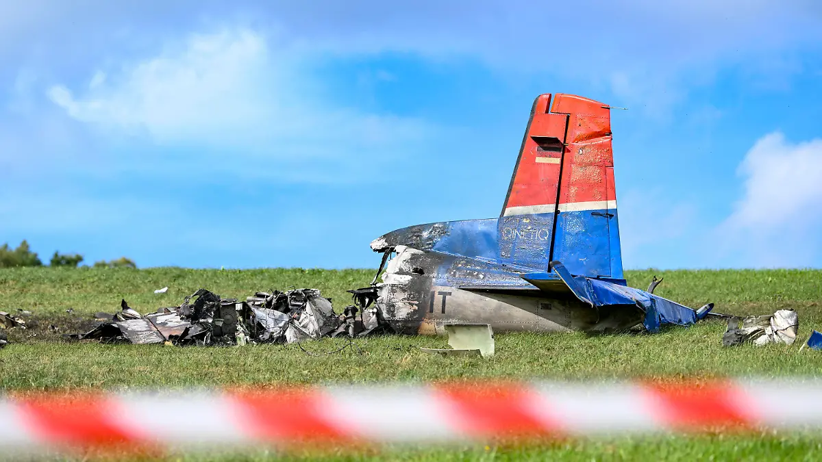 20.09.2023, Hessen, Neuenstein: Trümmer eines Flugzeuges liegen auf einer Wiese bei Neuenstein im Kreis Hersfeld-Rotenburg. (zu dpa: «Zwei Tote bei Flugzeugabsturz in Osthessen») Foto: Hendrik Urbin/OSTHESSEN|NEWS/dpa +++ dpa-Bildfunk +++