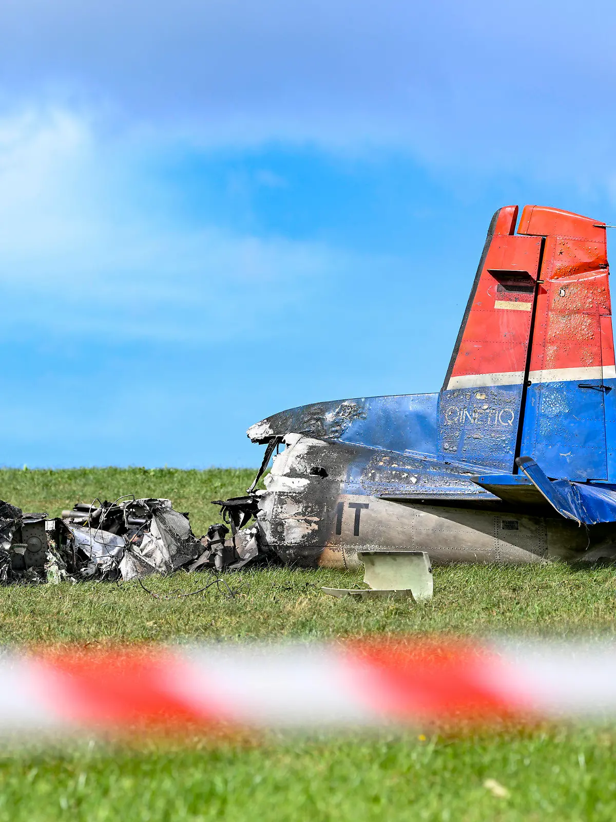 20.09.2023, Hessen, Neuenstein: Trümmer eines Flugzeuges liegen auf einer Wiese bei Neuenstein im Kreis Hersfeld-Rotenburg.    (zu dpa: «Zwei Tote bei Flugzeugabsturz in Osthessen») Foto: Hendrik Urbin/OSTHESSEN|NEWS/dpa +++ dpa-Bildfunk +++