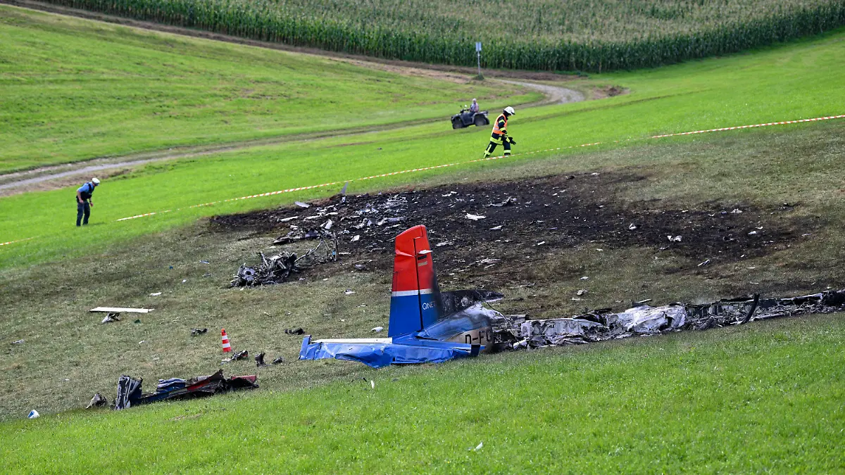 20.09.2023, Hessen, Neuenstein: Trümmer eines Flugzeuges liegen auf einer Wiese bei Neuenstein im Kreis Hersfeld-Rotenburg. (zu dpa «Zwei Tote bei Flugzeugabsturz in Osthessen») Foto: Hendrik Urbin/OSTHESSEN|NEWS/dpa +++ dpa-Bildfunk +++