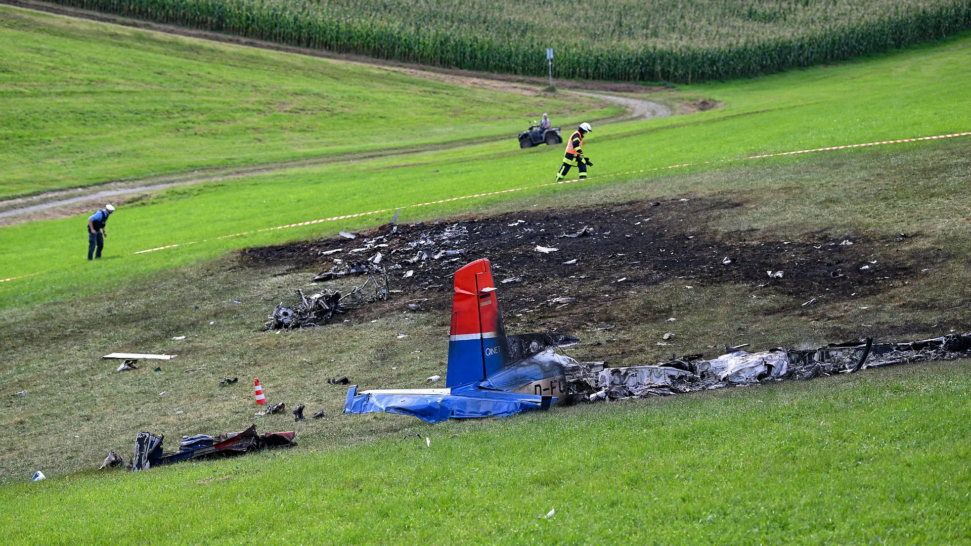 20.09.2023, Hessen, Neuenstein: Trümmer eines Flugzeuges liegen auf einer Wiese bei Neuenstein im Kreis Hersfeld-Rotenburg. (zu dpa «Zwei Tote bei Flugzeugabsturz in Osthessen») Foto: Hendrik Urbin/OSTHESSEN|NEWS/dpa +++ dpa-Bildfunk +++
