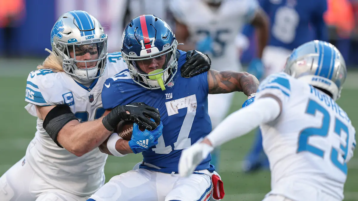 NFL, American Football Herren, USA Detroit Lions at New York Giants Nov 20, 2022 East Rutherford, New Jersey, USA New York Giants wide receiver Wan Dale Robinson 17 breaks a tackle by Detroit Lions linebacker Alex Anzalone 34 in front of cornerback Mike Hughes 23 during the second half at MetLife Stadium. East Rutherford MetLife Stadium New Jersey USA, EDITORIAL USE ONLY PUBLICATIONxINxGERxSUIxAUTxONLY Copyright: xVincentxCarchiettax 20221120_tbs_cb6_229