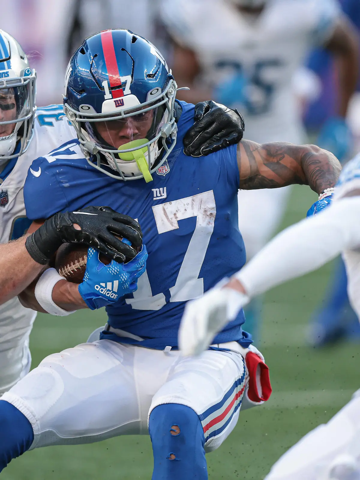  NFL, American Football Herren, USA Detroit Lions at New York Giants Nov 20, 2022 East Rutherford, New Jersey, USA New York Giants wide receiver Wan Dale Robinson 17 breaks a tackle by Detroit Lions linebacker Alex Anzalone 34 in front of cornerback Mike Hughes 23 during the second half at MetLife Stadium. East Rutherford MetLife Stadium New Jersey USA, EDITORIAL USE ONLY PUBLICATIONxINxGERxSUIxAUTxONLY Copyright: xVincentxCarchiettax 20221120_tbs_cb6_229