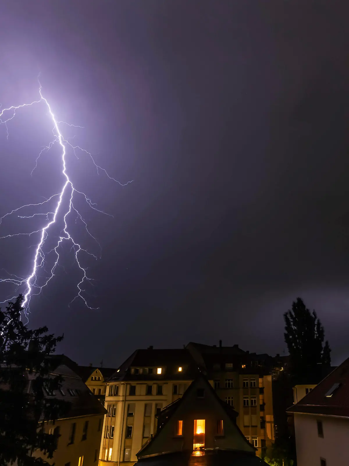 Sommergewitter, Nachtaufnahme mit Blitzen. // 24.08.2023: Stuttgart, Baden-Württemberg, Deutschland, Europa *** Summer thunderstorm, night shot with lightning 24 08 2023 Stuttgart, Baden Württemberg, Germany, Europe