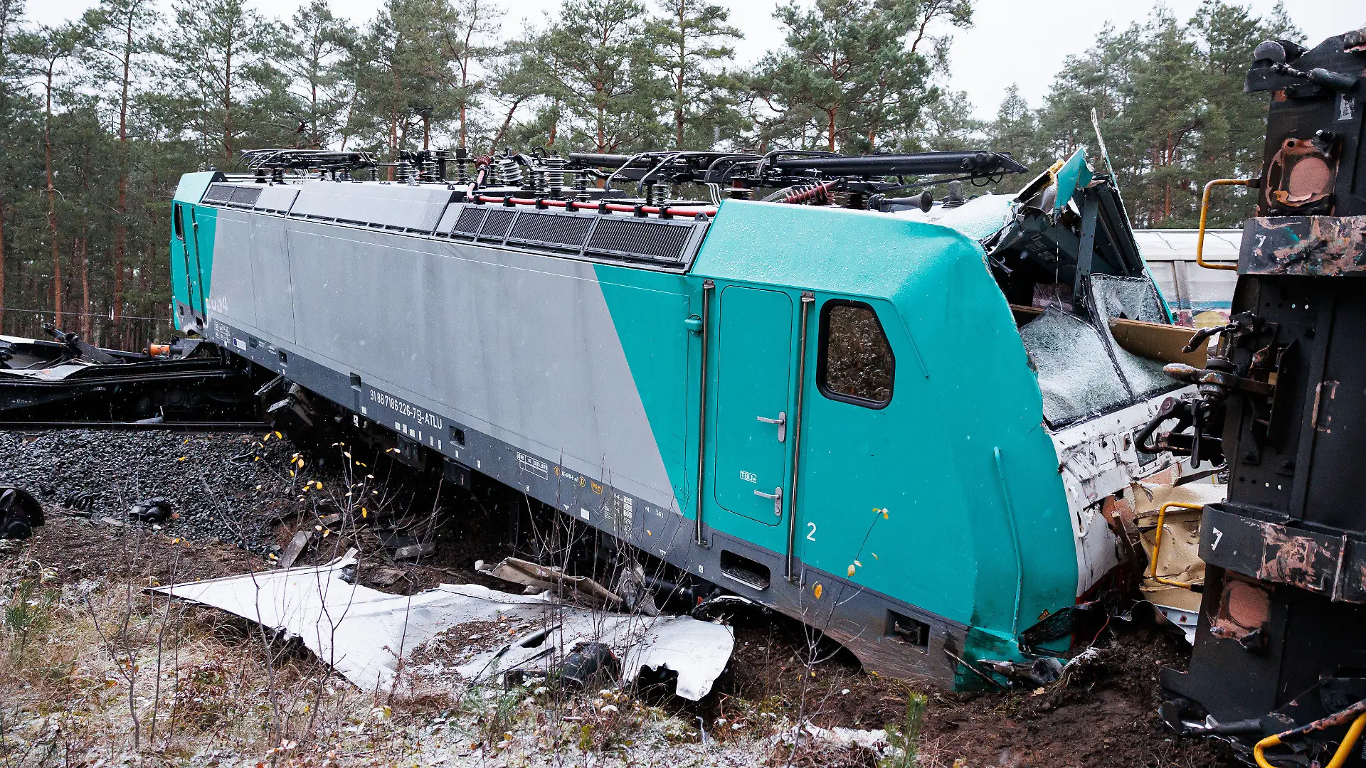 18.11.2022, Leiferde: Ein entgleister Triebwagen vom aufgefahrenen Güterzug liegt beschädigt auf Schienen und Bahndamm. Zwei Güterzüge sind am 16.11.2022 im Landkreis Gifhorn kollidiert. Dabei wurden mehrere Waggons beschädigt und explosives Propangas entwich aus zwei Kesselwaggons. Die wichtige Bahnstrecke mit zahlreichen ICE- und IC-Verbindungen zwischen Nordrhein-Westfalen und Berlin wurde gesperrt. Foto: Michael Matthey/dpa +++ dpa-Bildfunk +++