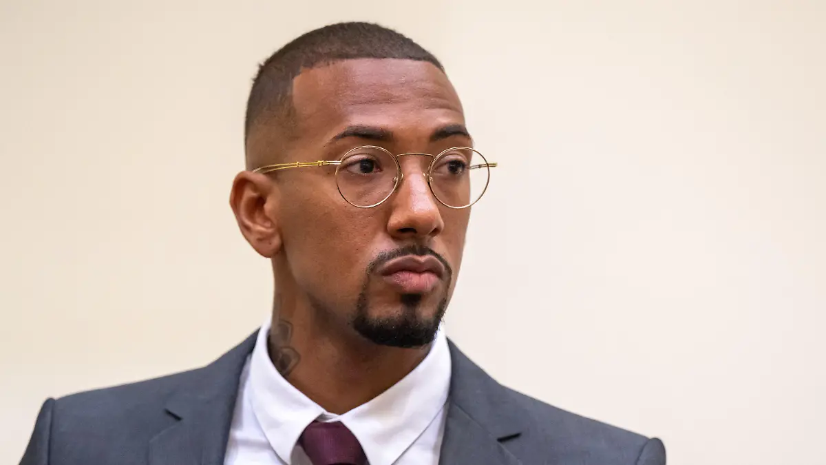 ARCHIV - 20.10.2022, Bayern, München: Der Fußball-Profi und ehemalige Nationalspieler Jerome Boateng steht zu Beginn des Berufungsprozesses im Gerichtssaal des Landgerichts München I. Boateng ist angeklagt, seine Ex-Freundin 2018 in einem gemeinsamen Karibik-Urlaub geschlagen zu haben. (zu dpa Boateng-Prozess geht weiter - Zeitpunkt des Urteils unklar) Foto: Peter Kneffel/dpa +++ dpa-Bildfunk +++