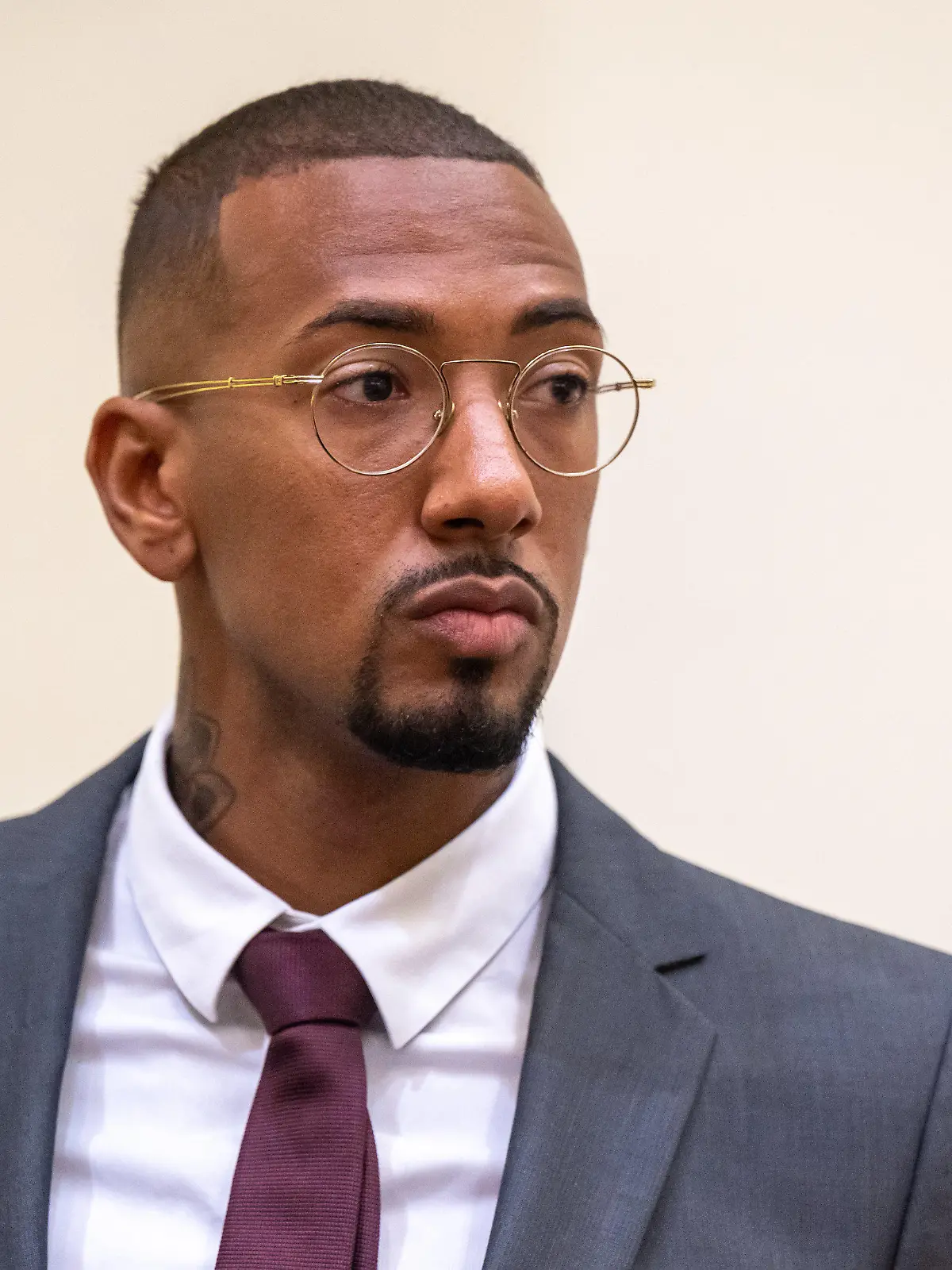 ARCHIV - 20.10.2022, Bayern, München: Der Fußball-Profi und ehemalige Nationalspieler Jerome Boateng steht zu Beginn des Berufungsprozesses im Gerichtssaal des Landgerichts München I. Boateng ist angeklagt, seine Ex-Freundin 2018 in einem gemeinsamen Karibik-Urlaub geschlagen zu haben. (zu dpa Boateng-Prozess geht weiter - Zeitpunkt des Urteils unklar) Foto: Peter Kneffel/dpa +++ dpa-Bildfunk +++