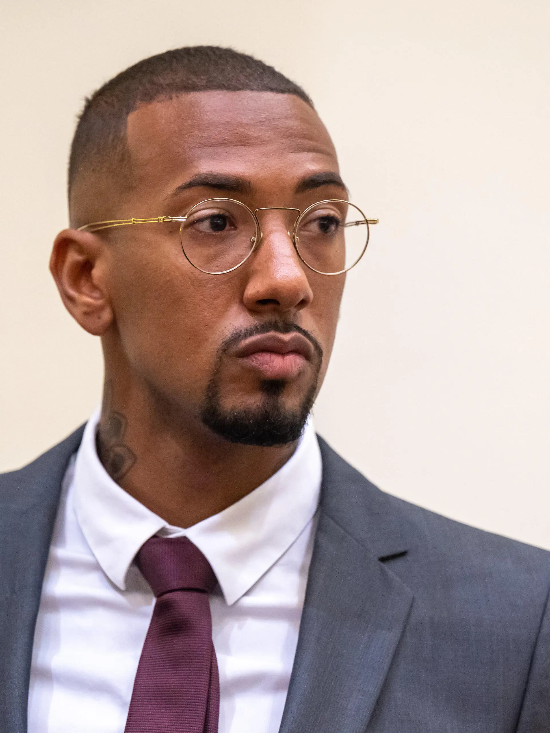 ARCHIV - 20.10.2022, Bayern, München: Der Fußball-Profi und ehemalige Nationalspieler Jerome Boateng steht zu Beginn des Berufungsprozesses im Gerichtssaal des Landgerichts München I. Boateng ist angeklagt, seine Ex-Freundin 2018 in einem gemeinsamen Karibik-Urlaub geschlagen zu haben. (zu dpa Boateng-Prozess geht weiter - Zeitpunkt des Urteils unklar) Foto: Peter Kneffel/dpa +++ dpa-Bildfunk +++