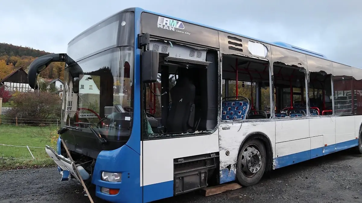 Bei der Kollision in der Kurve brachen die meisten Scheiben des Busses und verletzten große und kleine Passagiere.