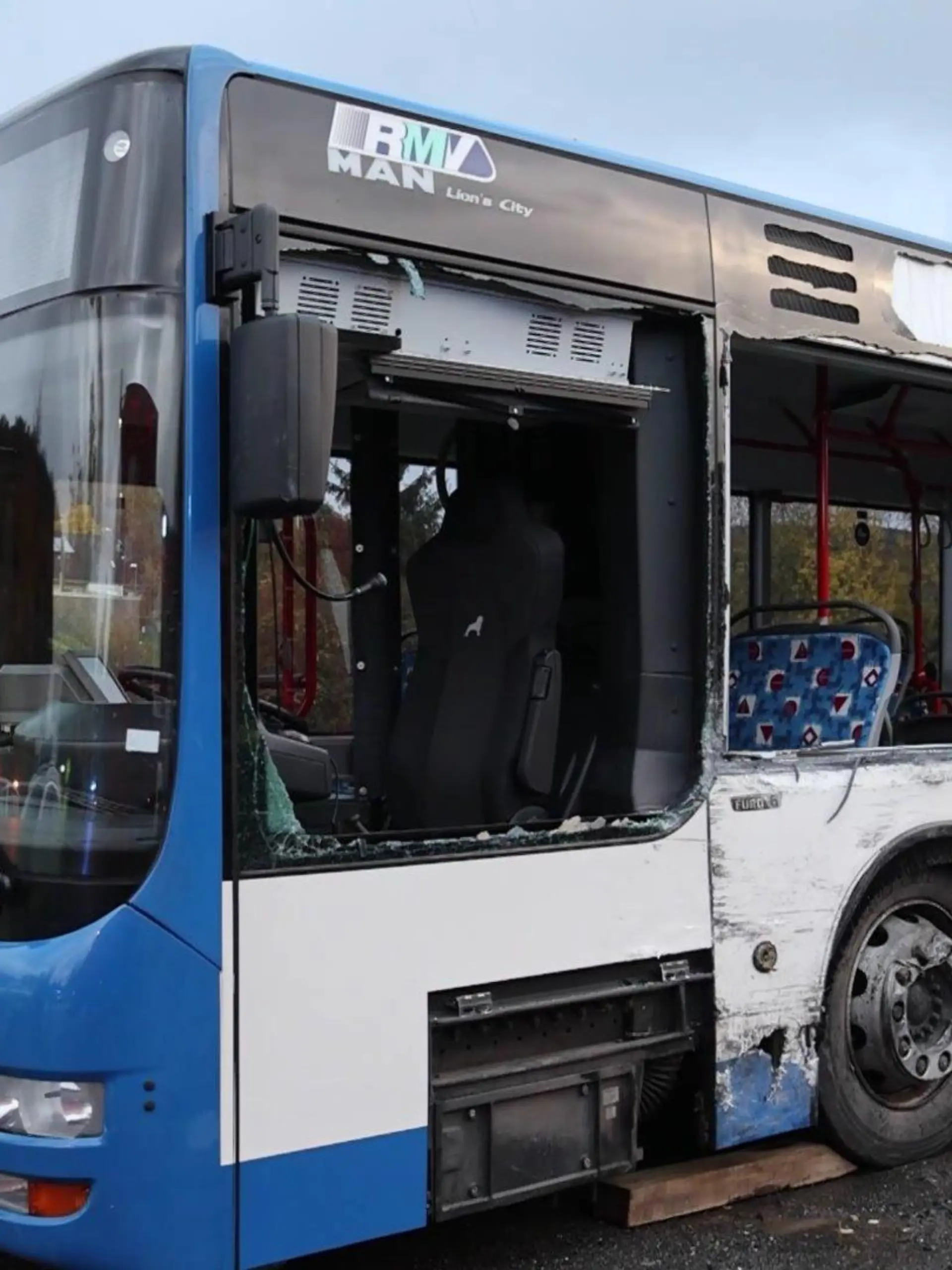 Bei der Kollision in der Kurve brachen die meisten Scheiben des Busses und verletzten große und kleine Passagiere.