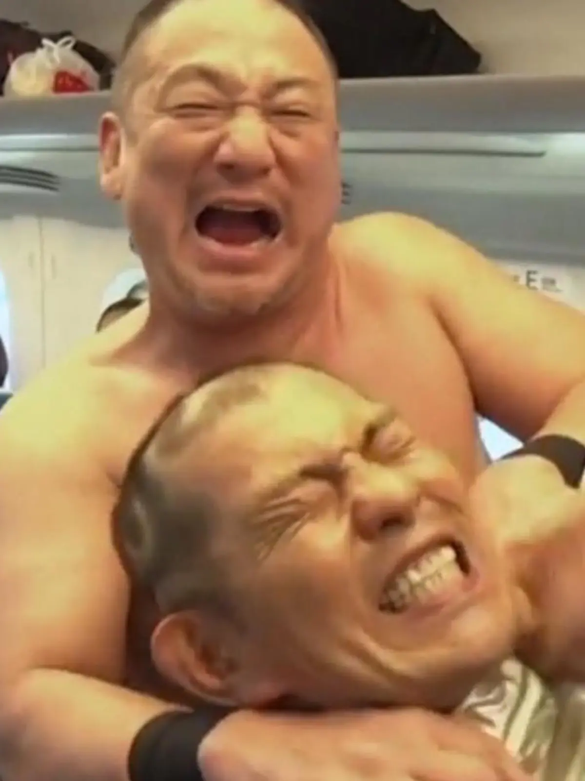 Plötzlich gehen in einem Hochgeschwindigkeitszug in Japan zwei Männer aufeinander los. Doch statt dazwischen zu gehen, zücken die Fahrgäste lieber ihre Handys und halten voll drauf. Was ist hier nur los?