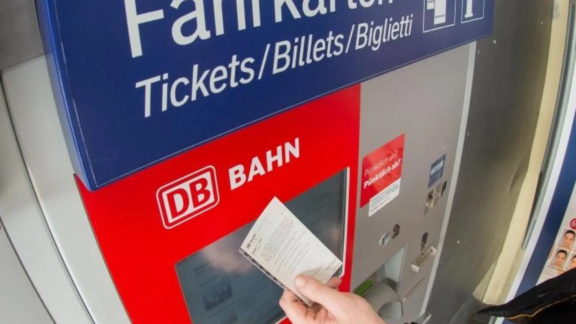 Wer an Weihnachten Bahn fahren will, sollte möglichst früh den Fahrschein kaufen. Foto: Armin Weigel