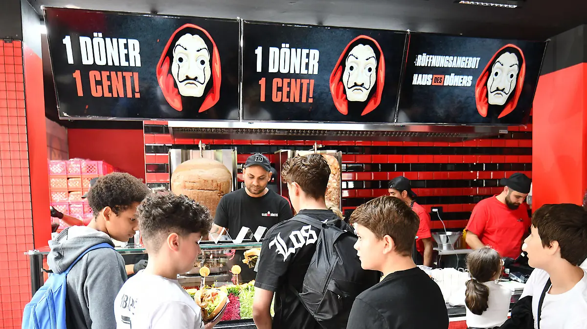 Eroeffnung Haus des Doeners *** NUR FUeR REDAKTIONELLE ZWECKE *** EDITORIAL USE ONLY ***<p>Erste Kunden am samstag, 29.7.2023 bei der Eroeffnung vom Haus des Doeners . D NRW Duisburg Copyright: OliverxMueller *** Opening House of Kebab FOR EDITORIAL PURPOSES ONLY EDITORIAL USE ONLY p First customers on Saturday, 29 7 2023 at the opening of the House of Kebab D NRW Duisburg Copyright OliverxMueller Copyright: OliverxMueller doc7ra96r9949l1274jy4qc ,EDITORIAL USE ONLY