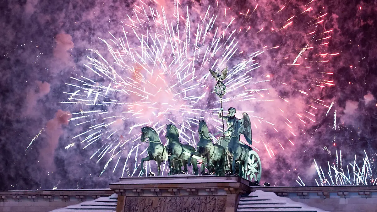 ARCHIV - Ein Höhenfeuerwerk wird am 01.01.2011 in Berlin am Himmel über der Quadriga des Brandenburger Tors gezündet. (Zu dpa "Mehrheit findet Feuerwerk gut - trotz viel Erfahrung mit Verletzungen") +++(c) dpa - Bildfunk+++