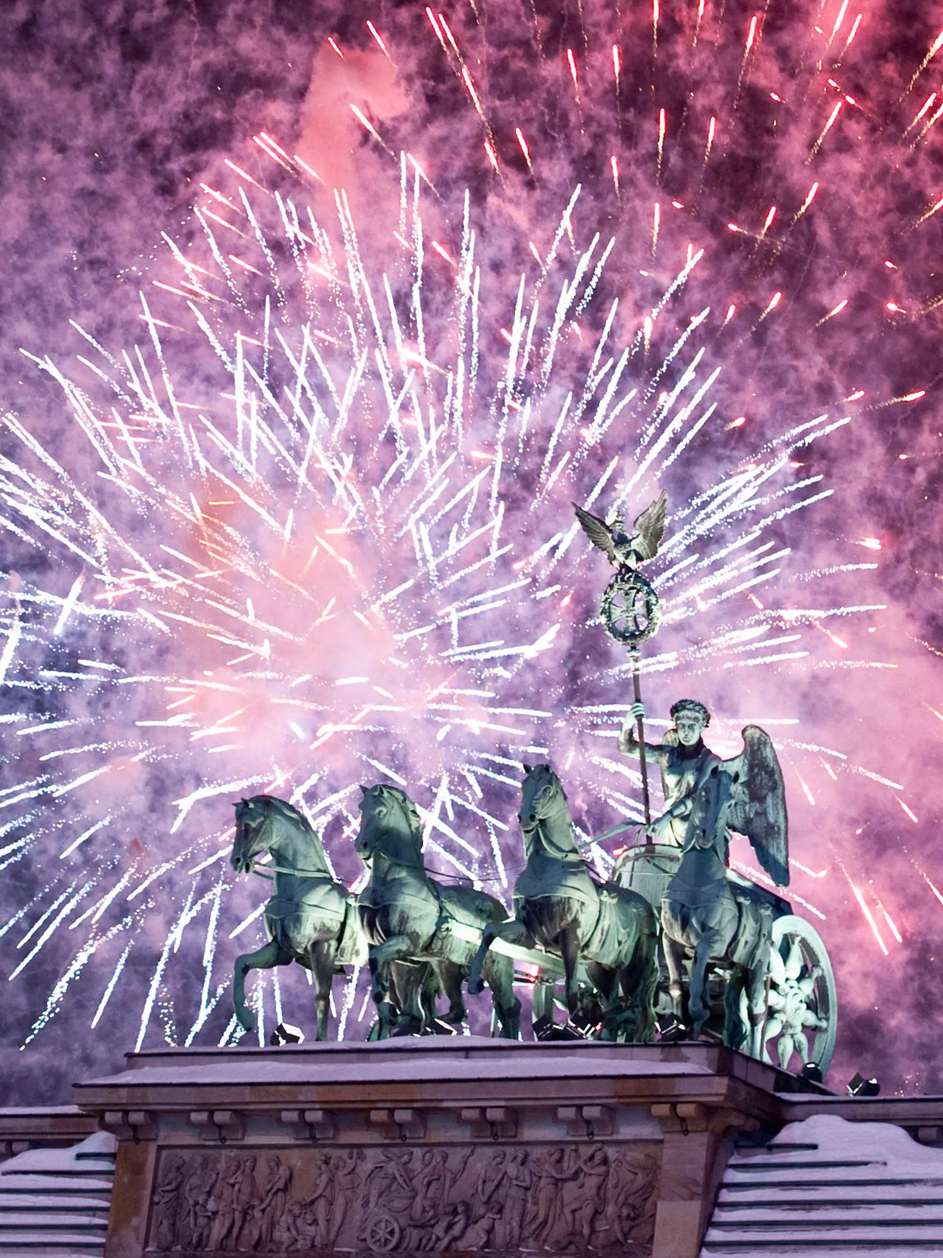 ARCHIV - Ein Höhenfeuerwerk wird am 01.01.2011 in Berlin am Himmel über der Quadriga des Brandenburger Tors gezündet. (Zu dpa "Mehrheit findet Feuerwerk gut - trotz viel Erfahrung mit Verletzungen") +++(c) dpa - Bildfunk+++
