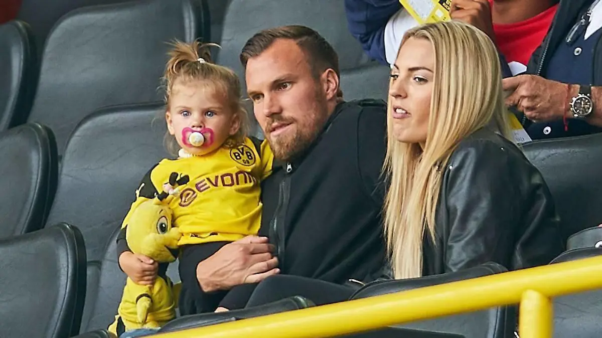 BVB-RB Leipzig Soccer, Dortmund, August 26, 2018 Kevin Großkreutz with girlfriend Caro and daughter Leonie BORUSSIA DORTMUND - RB LEIPZIG - DFL REGULATIONS PROHIBIT ANY USE OF PHOTOGRAPHS as IMAGE SEQUENCES and/or QUASI-VIDEO - 1.German Football League , Dortmund, August 26, 2018, Season 2018/2019, matchday 1, BVB, Photographer: Peter Schatz / MAGICS  