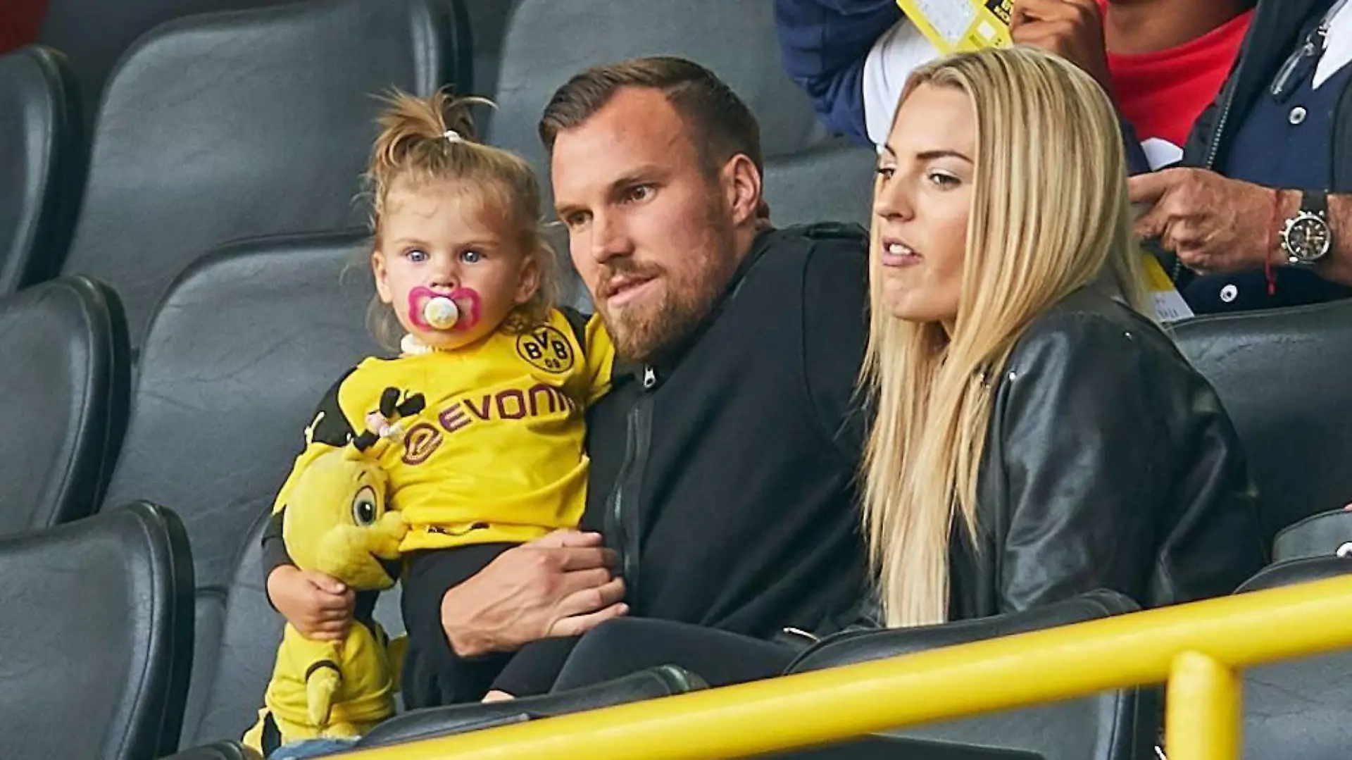 BVB-RB Leipzig Soccer, Dortmund, August 26, 2018 Kevin Großkreutz with girlfriend Caro and daughter Leonie BORUSSIA DORTMUND - RB LEIPZIG - DFL REGULATIONS PROHIBIT ANY USE OF PHOTOGRAPHS as IMAGE SEQUENCES and/or QUASI-VIDEO - 1.German Football League , Dortmund, August 26, 2018, Season 2018/2019, matchday 1, BVB, Photographer: Peter Schatz / MAGICS  