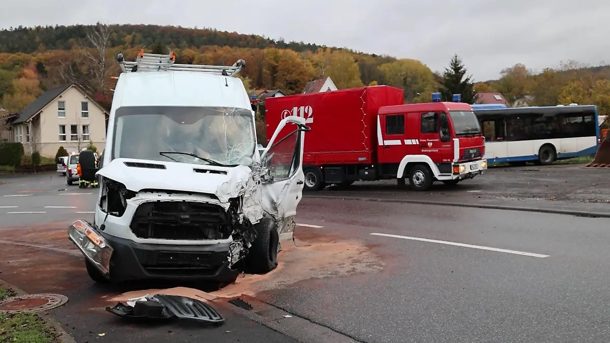 Auch an den Schäden des Transporters sieht man, wie heftig der Crash mit dem Linienbus gewesen sein muss.