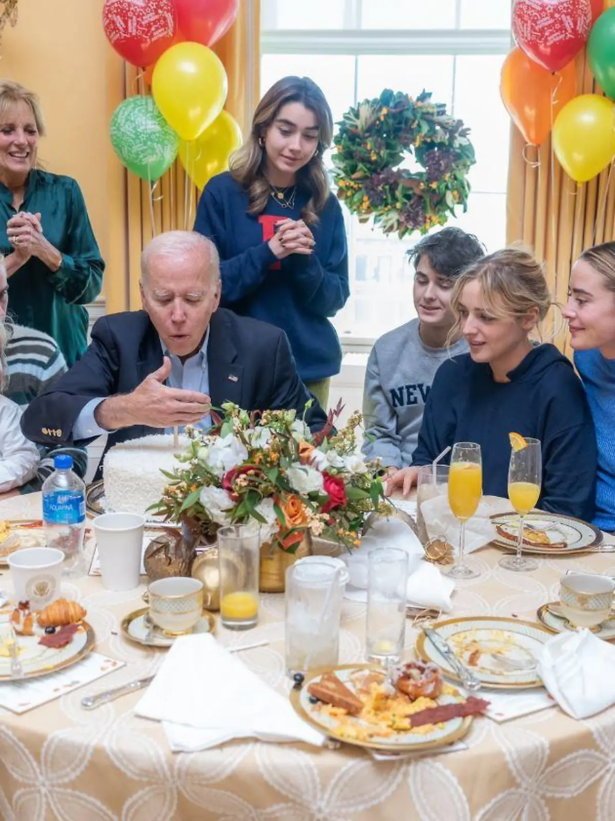 Joe Biden feiert seinen 80. Geburtstag im kleinen Kreis. Ehefrau Jil twittert dieses Foto.