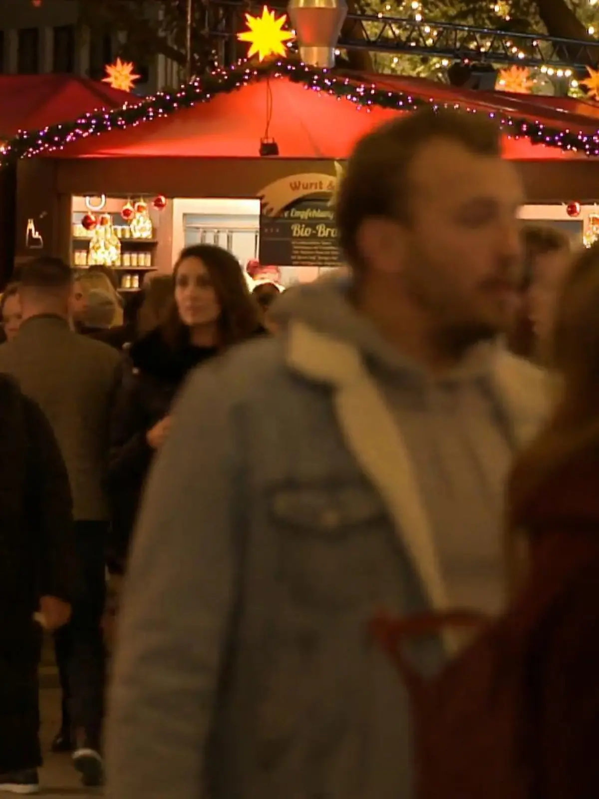 Auch, wenn bei vielen das Geld in diesem Jahr nicht gerade locker sitzt: Bei Glühwein und Bratwurst sollen die Sorgen der letzten Wochen mal kurz vergessen sein. Wie die Deutschen aktuell mit den erhöhten Weihnachtsmarkt-Preisen umgehen, können Sie im Video sehen.