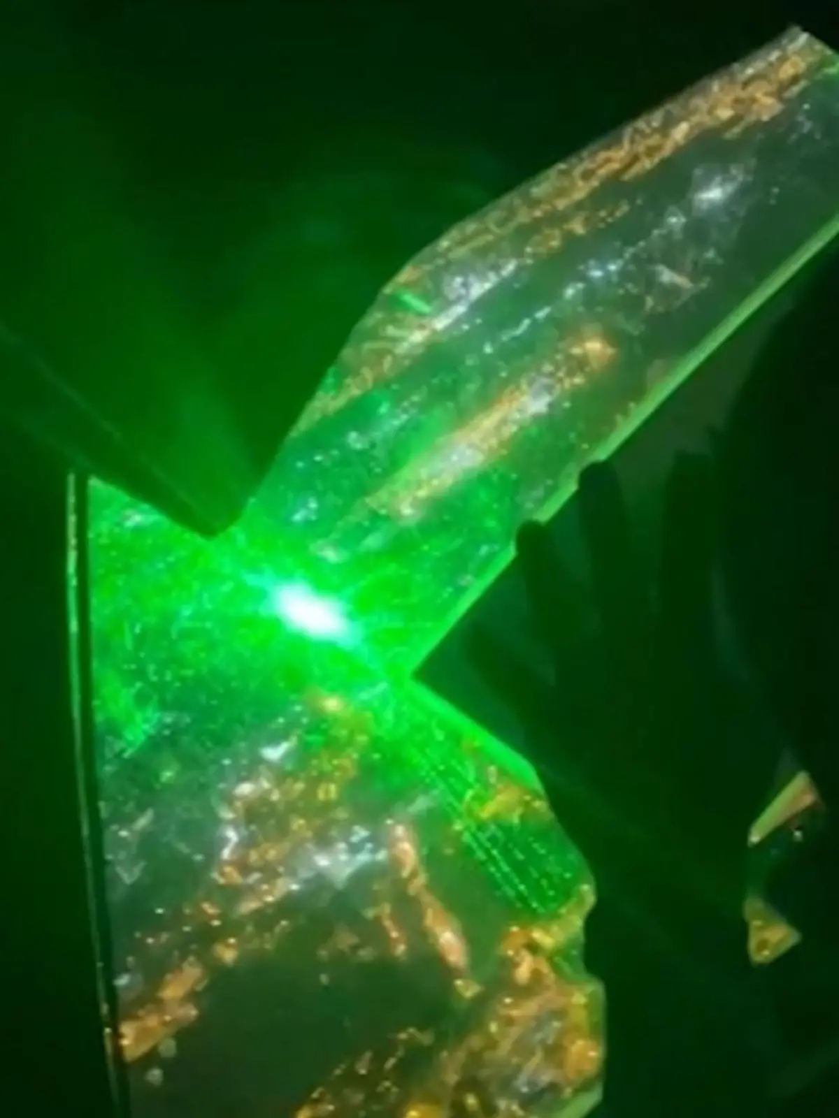 Für dieses Piloten wurde die Landung diesmal zu einer echten Herausforderung. Denn – er wird geblendet, und zwar von einem kleinen grünen Laser. Im Cockpit kann das fatale Folgen haben, denn ohne die richtige Sicht, und mangelnder Konzentration, kann ein Landeanflug so sehr schwierig werden! Wie der Pilot die Situation gehändelt hat, zeigen wir Ihnen im Video.