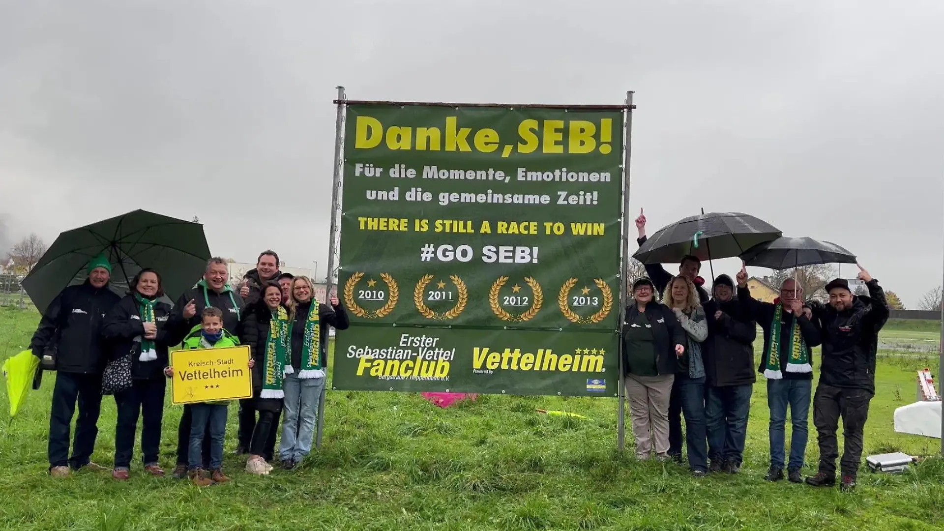Da weint sogar der Himmel: Vettels treuste Fans danken ihrem langjährigen Idol anlässlich des Formel 1-Karriereendes.