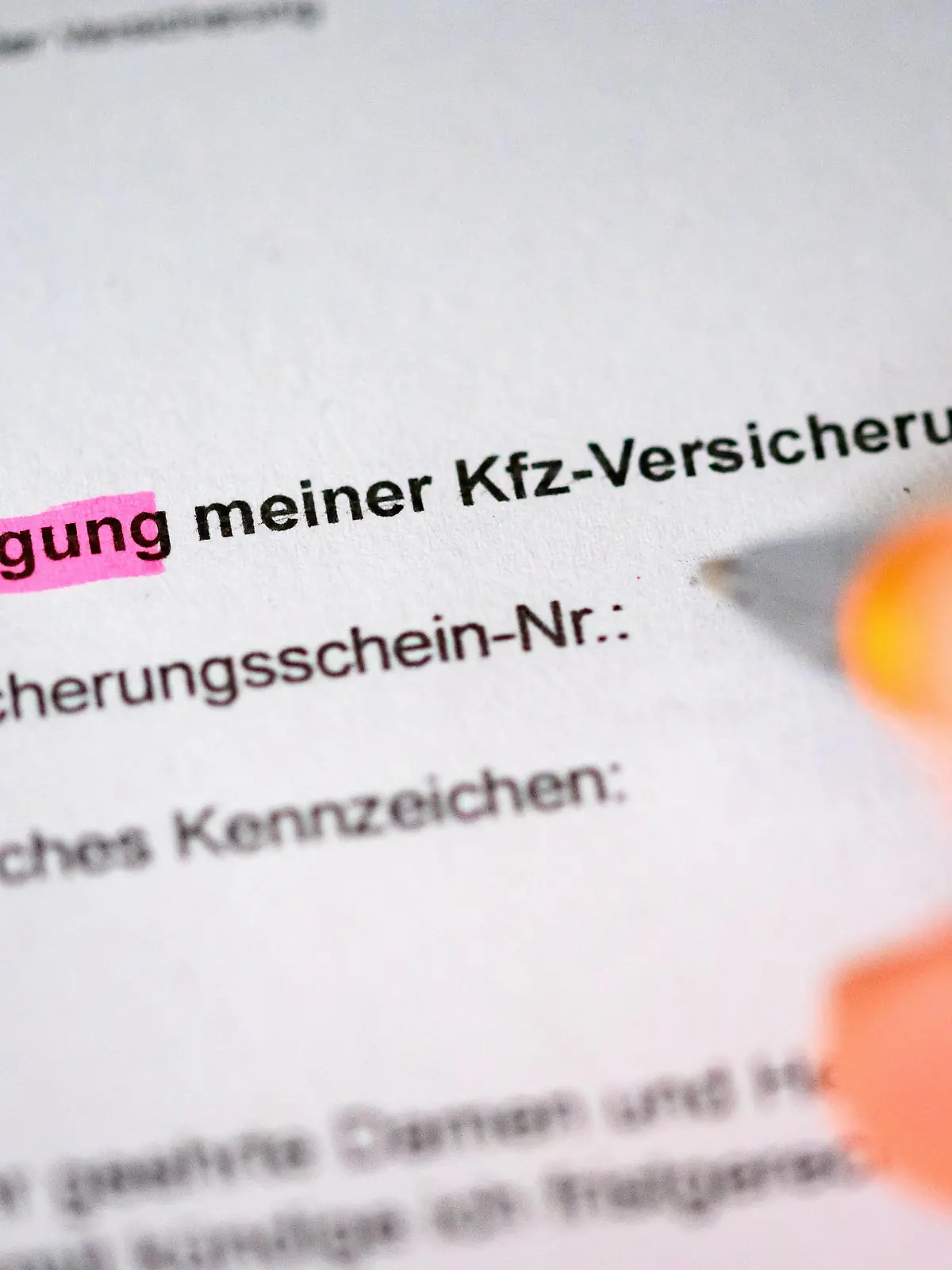 Eine Person füllt einen Antrag zur Kündigung der Kfz-Versicherung aus.