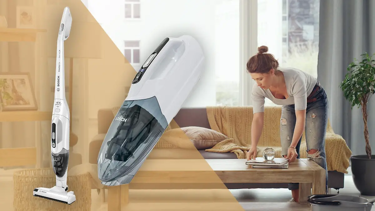 Der Bosch-Staubsauger ist auf der linken Seite zu sehen, während eine Frau im Hintergrund ihr Wohnzimmer aufräumt.