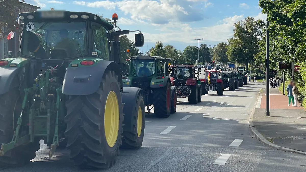 Traktoren rollen durch Kiel. Landwirte beklagen fehlende Unterstützung aus der Politik.