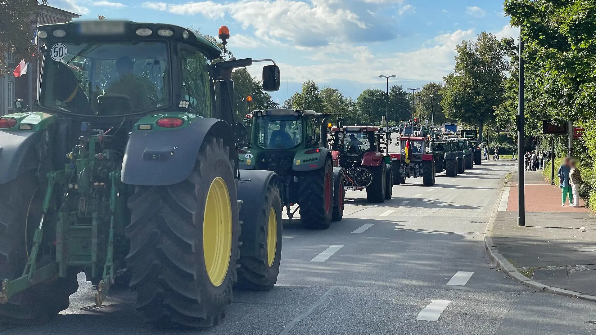 Traktoren rollen durch Kiel. Landwirte beklagen fehlende Unterstützung aus der Politik.