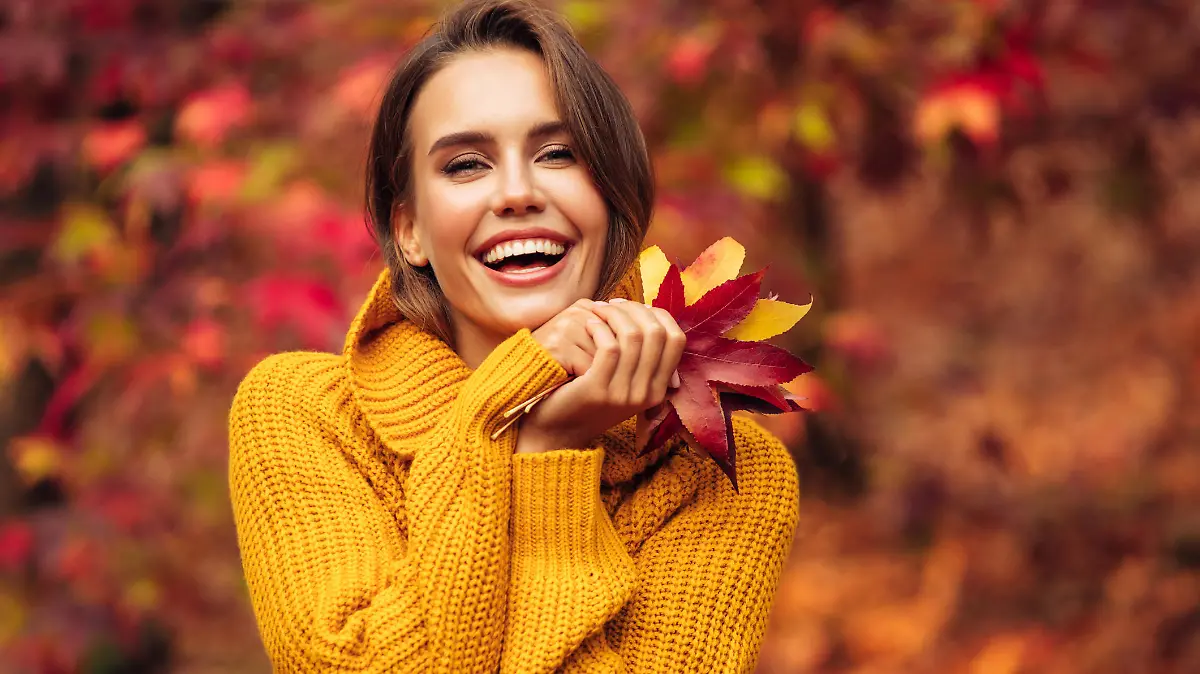 Autumn photo of a beautiful girl