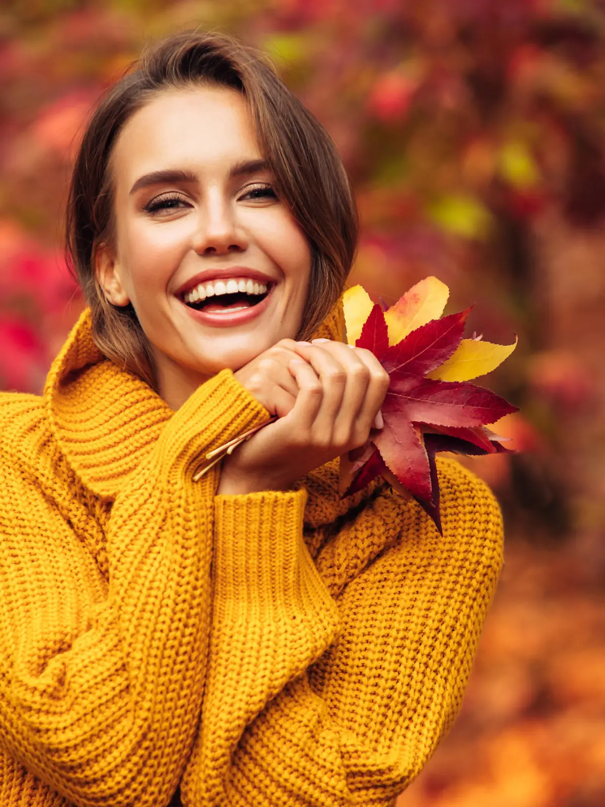Autumn photo of a beautiful girl