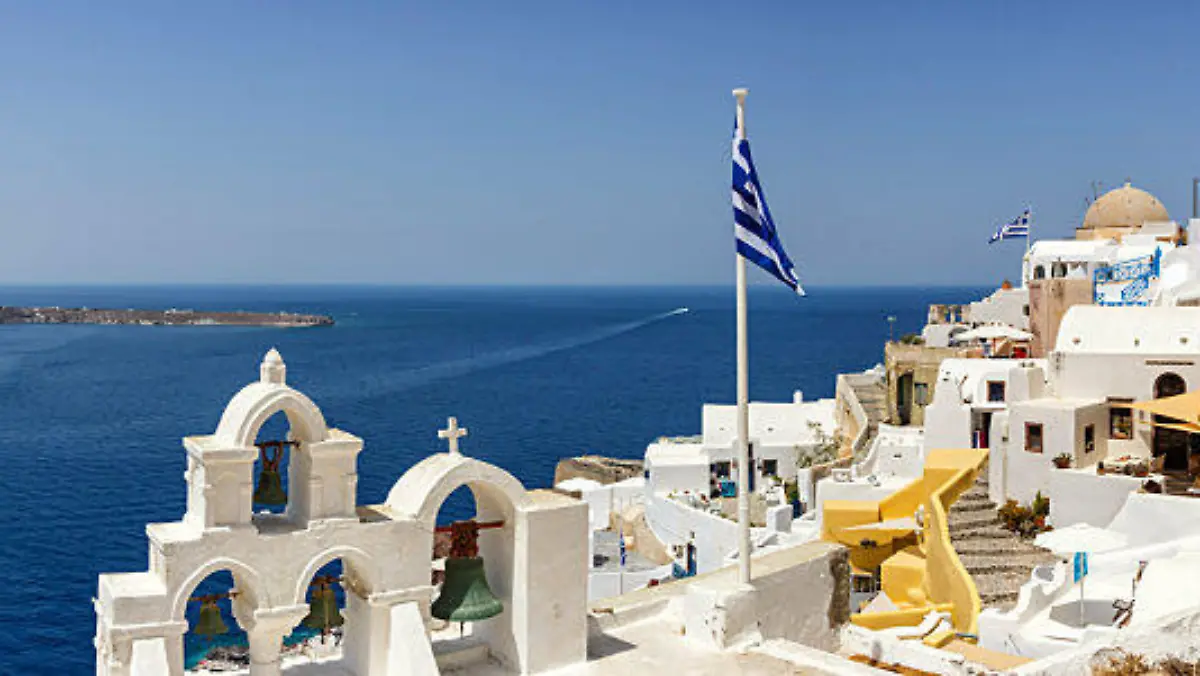 Santorin, Griechenland - 5. August 2021: Insel Santorini Ferien Reise reisen Stadt Oia am Mittelmeer mit Kirche in Santorin, Griechenland.