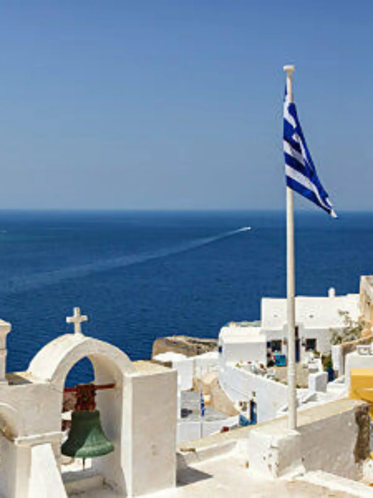 Santorin, Griechenland - 5. August 2021: Insel Santorini Ferien Reise reisen Stadt Oia am Mittelmeer mit Kirche in Santorin, Griechenland.