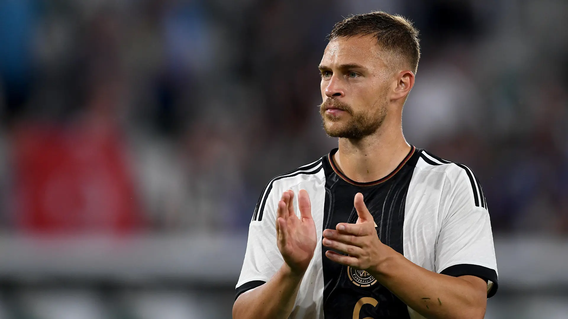 ARCHIV - 09.09.2023, Niedersachsen, Wolfsburg: Fußball: Länderspiele, Deutschland - Japan, Volkswagen Arena, Deutschlands Joshua Kimmich verabschiedet sich von den Zuschauern. Kimmich ist nach Meinung von Michael Ballack nur als Rechtsverteidiger Weltklasse. (zu dpa: «Ballack über Kimmich: Nur als Rechtsverteidiger Weltklasse») Foto: Swen Pförtner/dpa +++ dpa-Bildfunk +++
