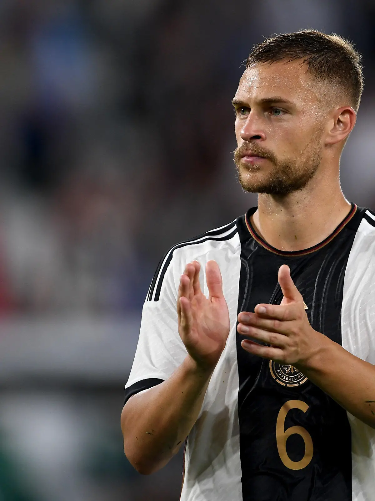 ARCHIV - 09.09.2023, Niedersachsen, Wolfsburg: Fußball: Länderspiele, Deutschland - Japan, Volkswagen Arena, Deutschlands Joshua Kimmich verabschiedet sich von den Zuschauern. Kimmich ist nach Meinung von Michael Ballack nur als Rechtsverteidiger Weltklasse.  (zu dpa: «Ballack über Kimmich: Nur als Rechtsverteidiger Weltklasse») Foto: Swen Pförtner/dpa +++ dpa-Bildfunk +++
